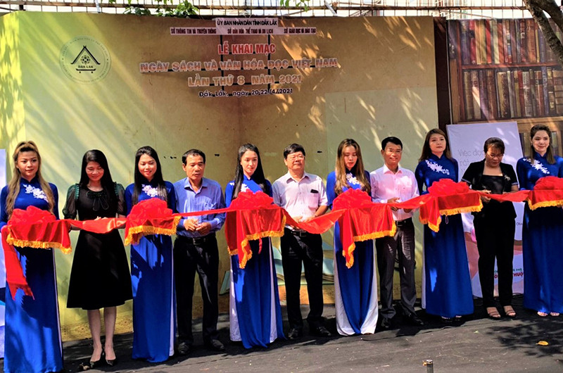 Lãnh đạo các sở, ngành tỉnh Đắk Lắk cắt băng khai mạc Ngày Sách và Văn hóa đọc Việt Nam năm 2021 tỉnh Đắk Lắk.