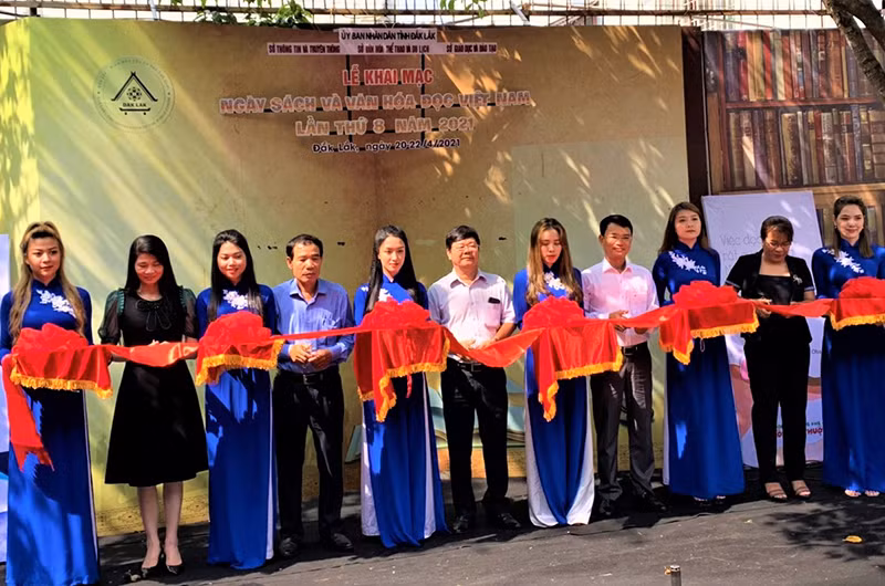 Lãnh đạo các sở, ngành tỉnh Đắk Lắk cắt băng khai mạc Ngày Sách và Văn hóa đọc Việt Nam năm 2021 tỉnh Đắk Lắk.