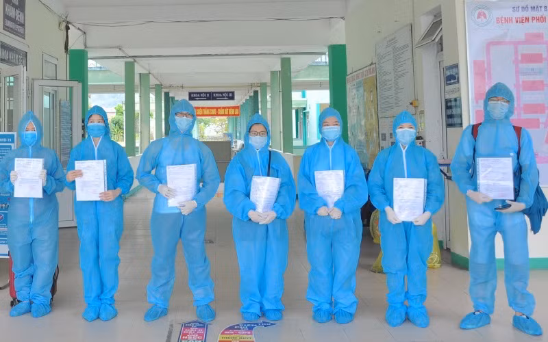 Bảy bệnh nhân xuất viện tại Bệnh viện Phổi Đà Nẵng sáng 8-6.