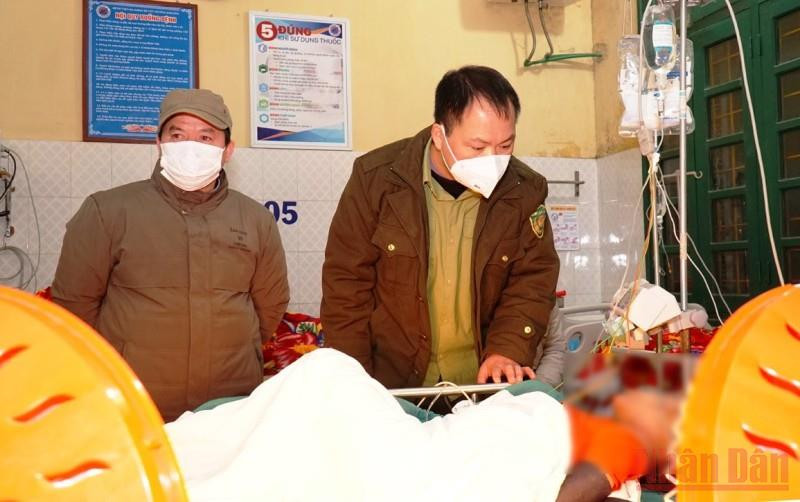 Lãnh đạo huyện Mường Khương có mặt tại Bệnh viện đa khoa Mường Khương thăm hỏi cháu bé bị bỏng nặng trong vụ cháy nhà, đang được điều trị tại đây Lào Cai: Cháy nhà trong đêm làm một cháu bé tử vong -0