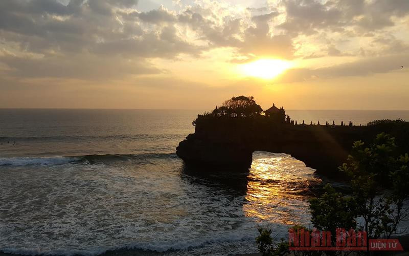 Hoàng hôn ở đền Tanah Lot luôn là khoảnh khắc thu hút du khách khi tới đảo Bali (Ảnh: N.T) Indonesia nỗ lực vực dậy ngành du lịch -0