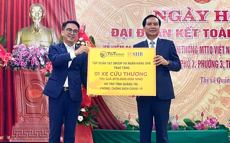 Đại diện Tập đoàn T&T Group trao tặng 1 xe cứu thương hỗ trợ tỉnh Quảng Trị phòng, chống dịch Covid-19.