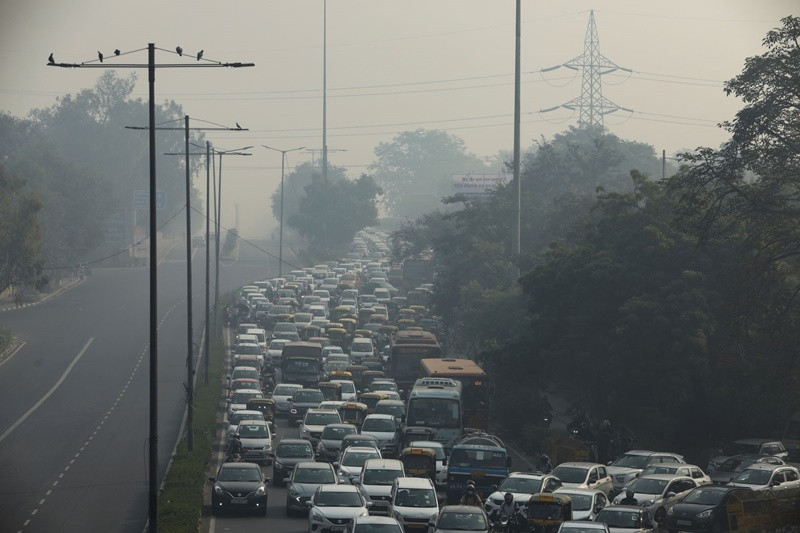 Phương tiện giao thông di chuyển tại New Delhi, ngày 17/11. (Ảnh: Reuters) Ấn Độ -1