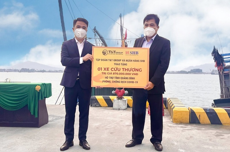 Đại diện Tập đoàn T&T Group trao tặng 1 xe cứu thương hỗ trợ tỉnh Quảng Bình phòng, chống dịch Covid-19. T&T Group và SHB trao tặng xe cứu thương hỗ trợ Quảng Trị - Quảng Bình chống dịch -0