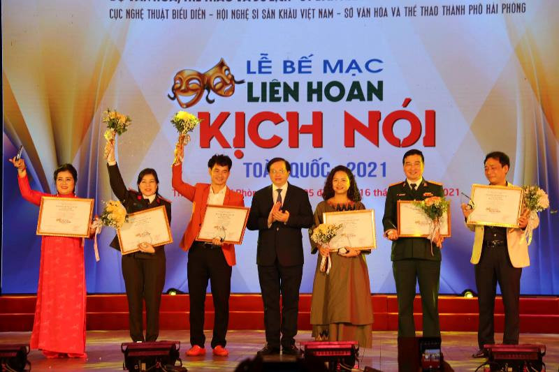 Thứ trưởng Văn hóa, Thể thao và Du lịch Tạ Quang Đông thay mặt Ban Tổ chức trao huy chương vàng cho các vở diễn. (Nguồn ảnh: Cục Nghệ thuật biểu diễn) Sáu vở diễn được trao huy chương vàng tại Liên hoan Kịch nói toàn quốc năm 2021 -0