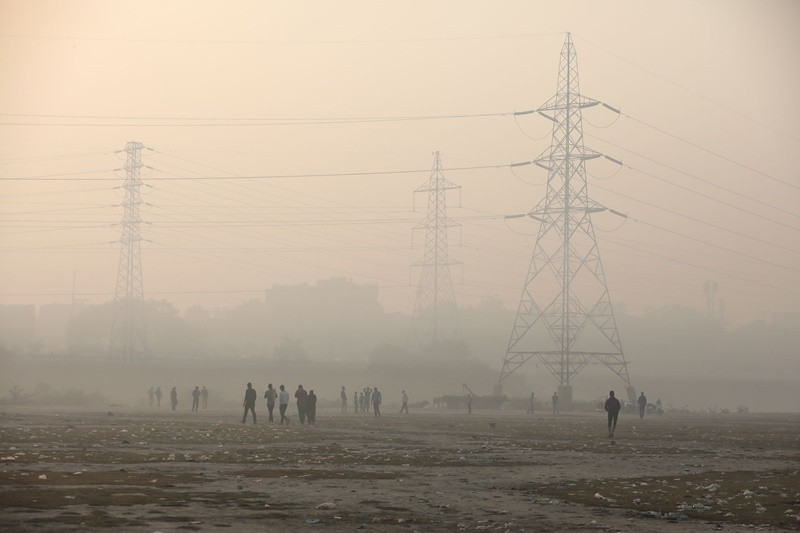 Chơi cricket trên bãi bồi của sông Yamuna, tại New Delhi, sáng 17/11. (Ảnh: Reuters) Ấn Độ -3