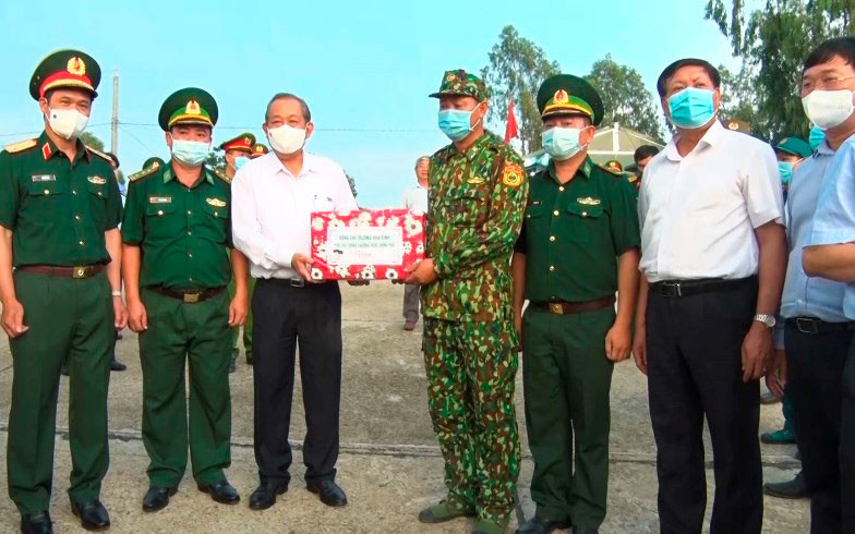Phó Thủ tướng Thường trực Trương Hòa Bình tặng quà động viên cán bộ chiến sĩ Đồn Biên phòng cửa khẩu Quốc tế Dinh Bà. Xử lý nghiêm các trường hợp vi phạm phòng, chống dịch Covid-19 -0