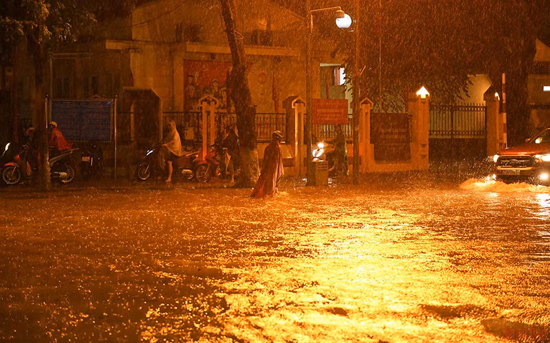 Hà Nội mưa cực lớn trong thời gian ngắn gây ngập sâu