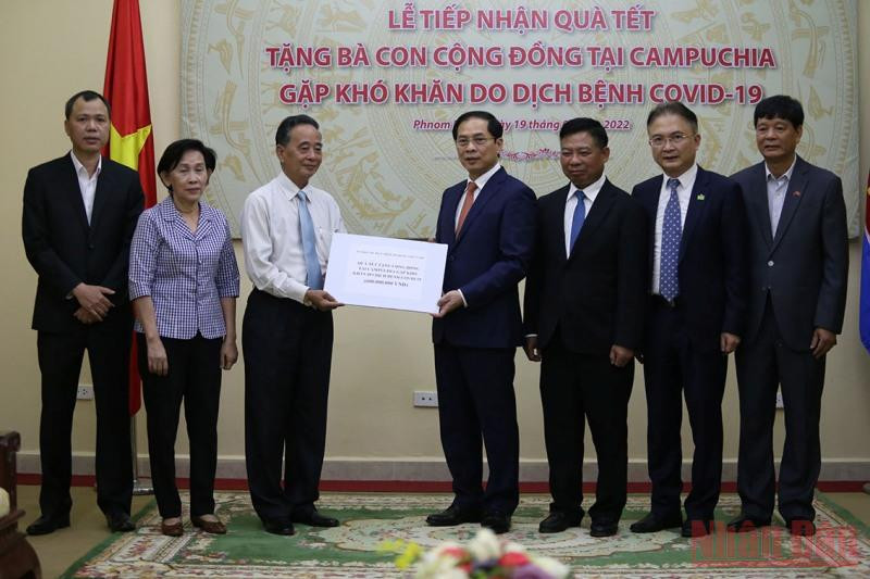 Bộ trưởng Bùi Thanh Sơn trao quà Tết cho đại diện Hội Khmer-Việt Nam tại Campuchia (Ảnh: Nguyễn Hiệp) Hoạt động của Bộ trưởng Ngoại giao Bùi Thanh Sơn tại Campuchia -0