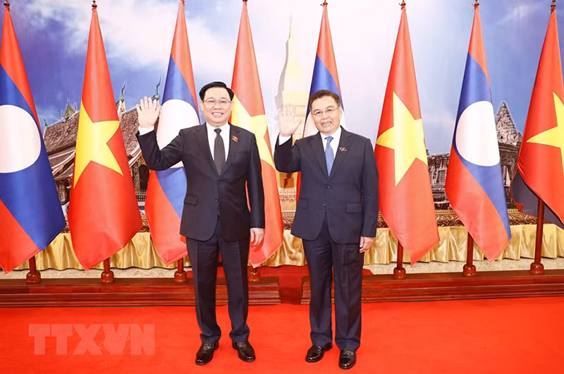 Chủ tịch Quốc hội Vương Đình Huệ và Chủ tịch Quốc hội Lào Saysomphone Phomvihane tại lễ đón. (Ảnh: Doãn Tấn/TTXVN)