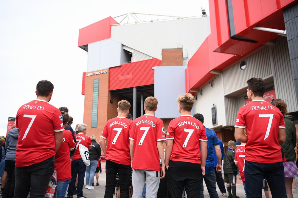 Sau 12 năm, sự trở lại của siêu sao người Bồ Đào Nha trong màu áo Man United không chỉ mang tới sự phấn khích cho người hâm mộ MU trên toàn thế giới, mà còn đem đến hiệu ứng "khủng" về mặt truyền thông lẫn tài chính cho đội chủ sân Old Trafford. (Ảnh: Manchester United) Cận cảnh Ronaldo lập cú đúp trong ngày ra mắt Man United -0