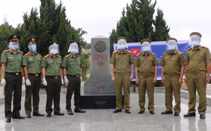Công an các tỉnh bắc Lào hỗ trợ Việt Nam phòng, chống Covid-19 -0