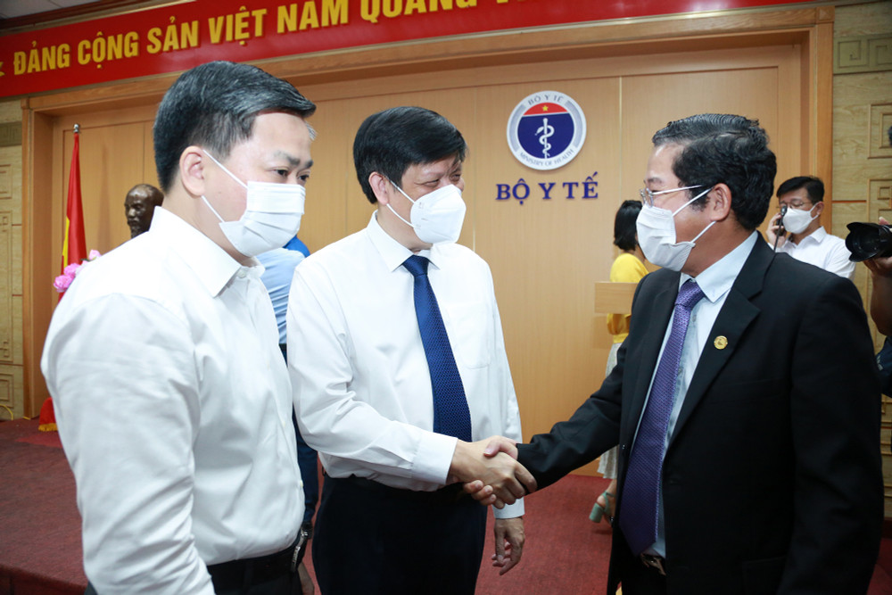 Bộ trưởng Y tế Nguyễn Thanh Long cảm ơn ông Phạm Quốc Thanh, Tổng Giám đốc HDBank về sự đóng góp của Ngân hàng cho chương trình vaccine ngừa Covid-19. Sovico Group và HDBank: Ủng hộ 60 tỷ đồng cho chương trình Vaccine phòng ngừa covid 19 -0