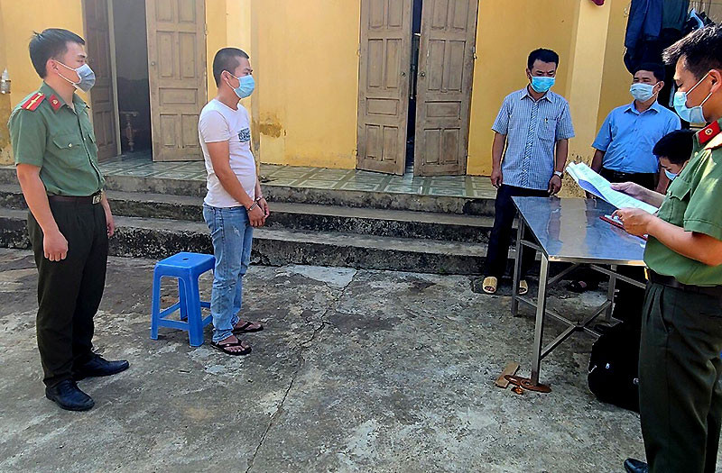 Đối tượng T.H.Q (áo trắng) bị khởi tố về hành vi "Tổ chức cho người khác ở lại Việt Nam trái phép”.