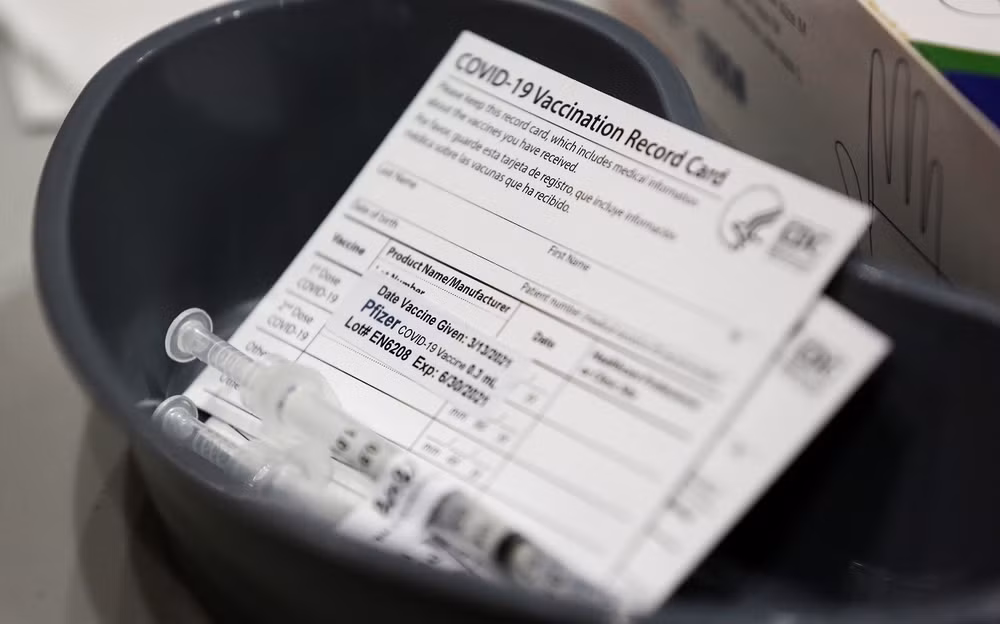 Giấy chứng nhận tiêm vaccine phòng Covid-19 tại Mỹ. (Ảnh: Reuters)