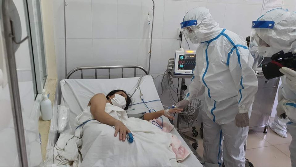 Các bác sĩ thăm hỏi sức khỏe mẹ con sản phụ.