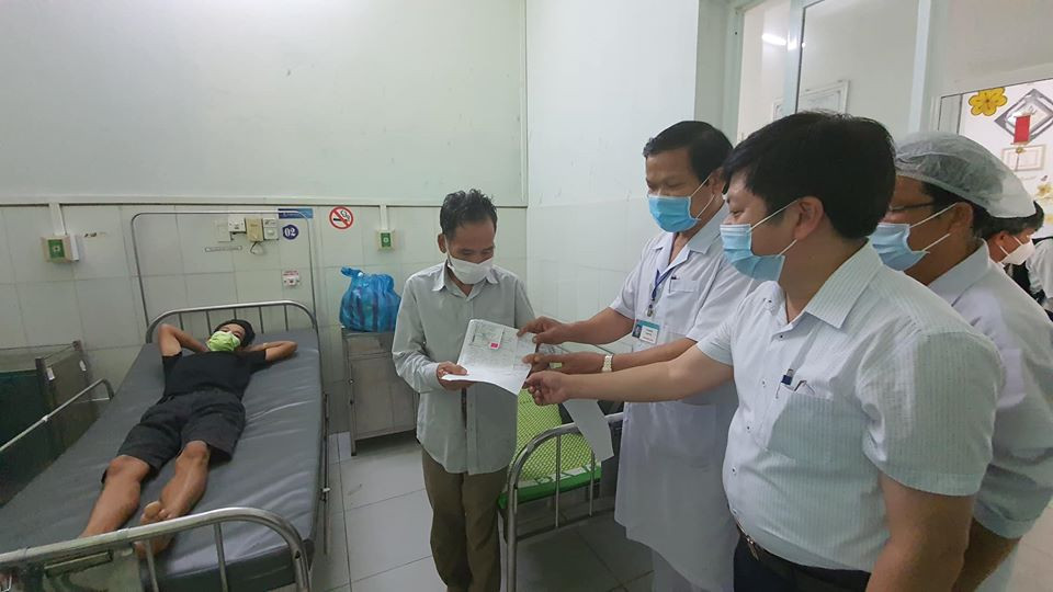 Các bác sĩ trao giấy chứng nhận cho bệnh nhân ra viện. Nhân viên Bệnh viện Đà Nẵng và sáu bệnh nhân được công bố khỏi bệnh -0