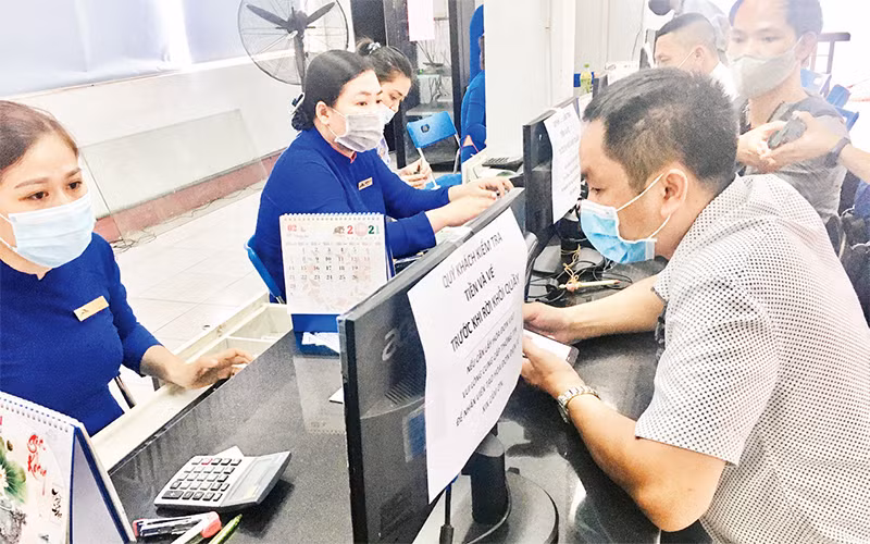 Hành khách mua vé tàu Tết ở ga Sài Gòn. 