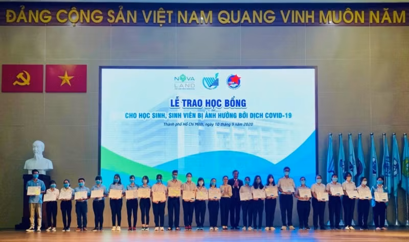 Tập đoàn Novaland tiếp sức chắp cánh ước mơ cho học sinh hiếu học