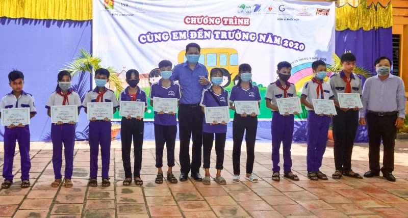 Tập đoàn Novaland tiếp sức chắp cánh ước mơ cho học sinh hiếu học -0