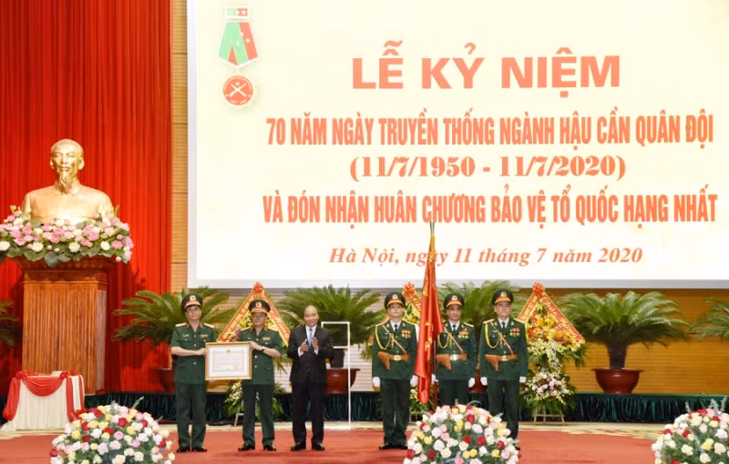 Thủ tướng Nguyễn Xuân Phúc trao tặng Huân chương Bảo vệ Tổ quốc hạng nhất cho ngành Hậu cần quân đội.