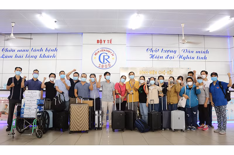 Đội chi viện Bệnh viện Chợ Rẫy lên đường đi Cần Giờ. (Ảnh: Bệnh viện cung cấp)