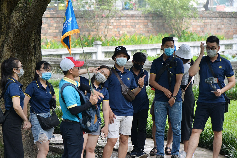 Trong khi nhiều đoàn khách du lịch thực hiện nghiêm túc việc đeo khẩu trang trong khu di tích Văn Miếu – Quốc Tử Giám... Không được chủ quan trong phòng chống dịch bệnh -4