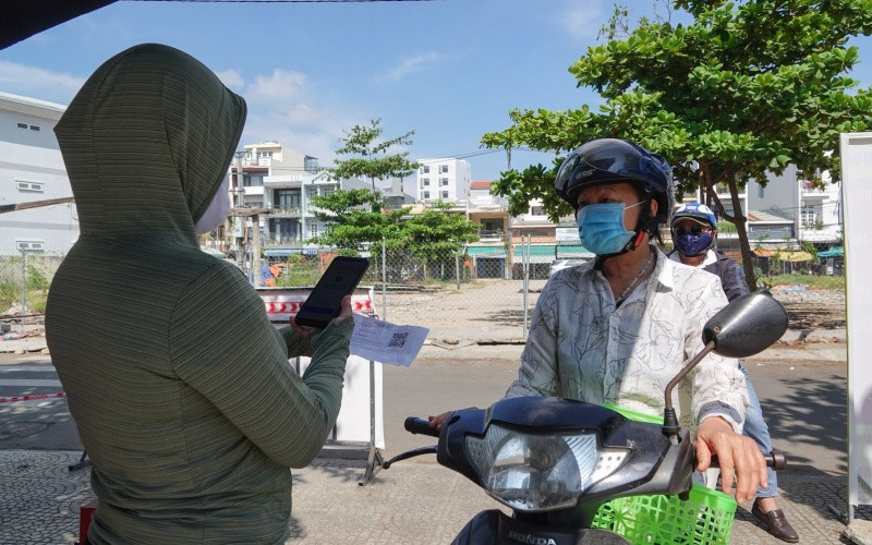 Người dân đi chợ bằng thẻ QR Code Đà Nẵng ứng dụng công nghệ thông tin vào phòng, chống dịch Covid-19 -0