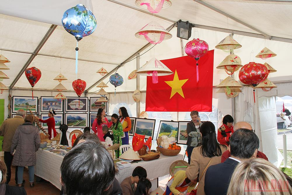 Không gian Việt Nam nổi bật tại Ngày hội Pháp ngữ ở Yèbles. Ấn tượng Việt Nam trong Ngày hội Pháp ngữ ở Pháp -0