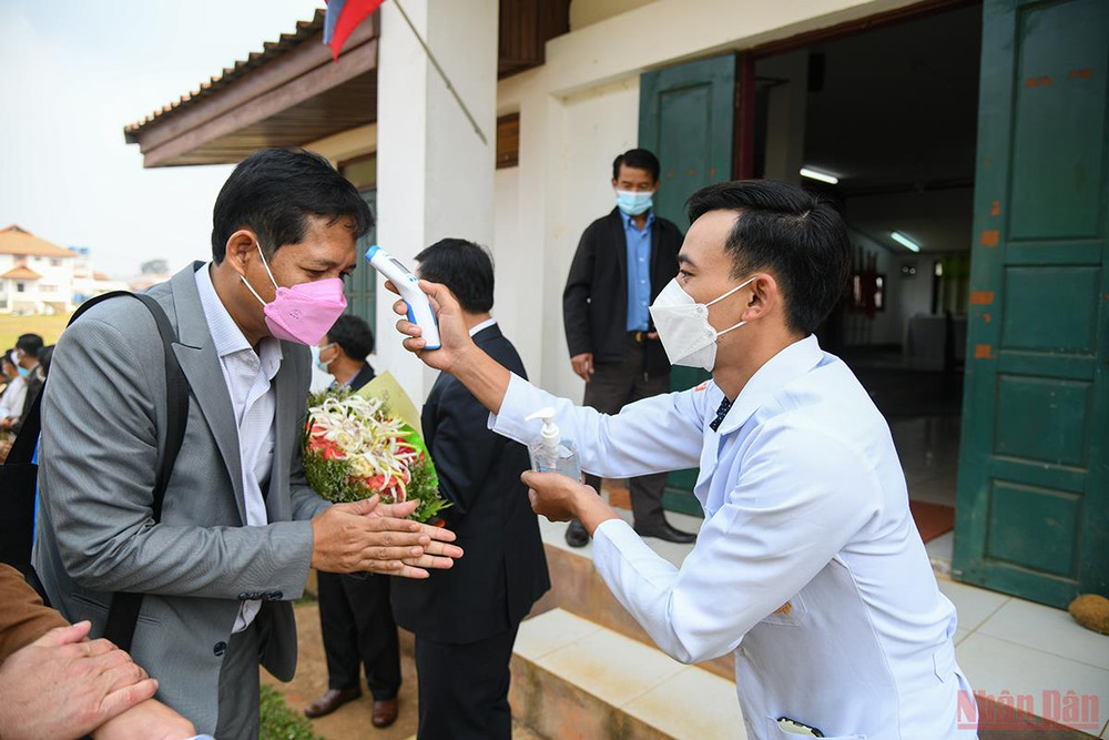 Do tình hình dịch Covid-19 tại Lào vẫn còn phức tạp, công tác kiểm tra được thực hiện cẩn thận. (Ảnh: THÀNH ĐẠT) Quan hệ hữu nghị đặc biệt Việt - Lào: Tết của bạn là Tết của mình -0