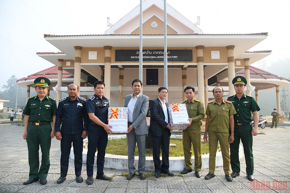 UBND huyện Nam Giang, tỉnh Quảng Nam chúc Tết lực lượng Công an và Hải quan cửa khẩu Đắc Tà Oọc, huyện Đắc Chưng, tỉnh Sê Kông nước CHDCND Lào. (Ảnh: THÀNH ĐẠT) Quan hệ hữu nghị đặc biệt Việt - Lào: Tết của bạn là Tết của mình -0