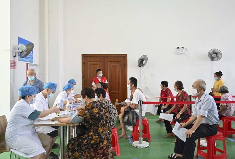 Người cao tuổi được đo huyết áp trước khi tiêm vaccine phòng Covid-19 ở thành phố Tấn Giang, tỉnh Phúc Kiến, Trung Quốc. (Ảnh: Tân Hoa Xã) Hàn Quốc mở rộng tiêm liều vaccine phòng Covid-19 tăng cường thứ hai cho người trên 60 tuổi -0