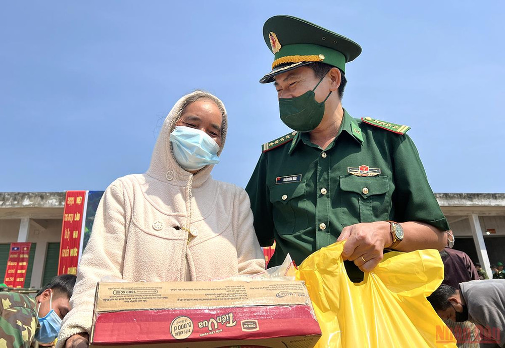 Đại tá Hoàng Văn Mẫn - Chính ủy Bộ Chỉ huy Bộ đội Biên phòng Quảng Nam tặng quà cho bà con Lào. (Ảnh: THÀNH ĐẠT) Quan hệ hữu nghị đặc biệt Việt - Lào: Tết của bạn là Tết của mình -0