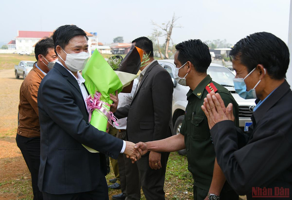 Đồng chí Lê Văn Hường, Tỉnh ủy viên, Bí thư Huyện ủy huyện Nam Giang sang thăm và chúc Tết cán bộ, nhân dân huyện Đắc Chưng, tỉnh Sê Kông, Lào. (Ảnh: THÀNH ĐẠT) Quan hệ hữu nghị đặc biệt Việt - Lào: Tết của bạn là Tết của mình -0