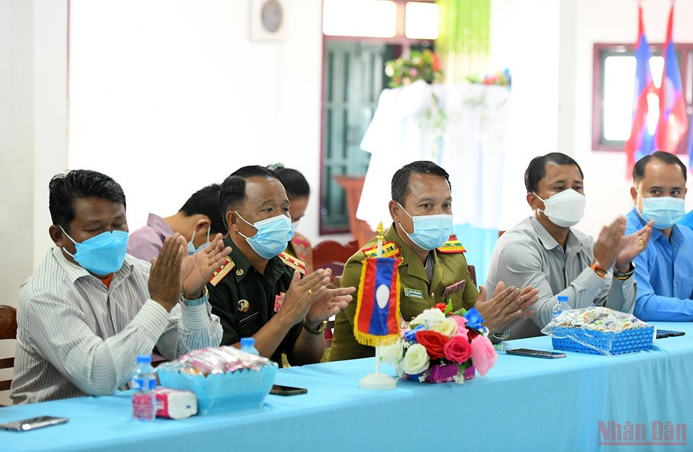 Đại biểu chính quyền và nhân dân huyện Đắc Chưng. (Ảnh: THÀNH ĐẠT) Quan hệ hữu nghị đặc biệt Việt - Lào: Tết của bạn là Tết của mình -0