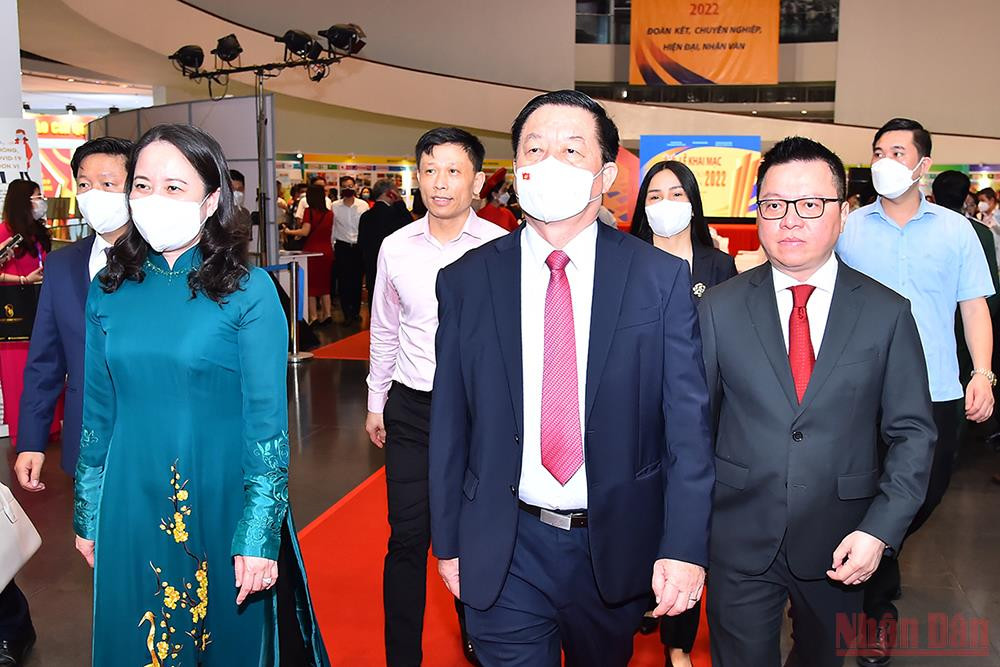 Trưởng Ban Tuyên giáo Trung ương Nguyễn Trọng Nghĩa, Phó Chủ tịch nước Võ Thị Ánh Xuân, Chủ tịch Hội Nhà báo Việt Nam Lê Quốc Minh tại Lễ khai mạc Hội Báo toàn quốc năm 2022. Hội báo Toàn quốc 2022: Hướng tới nền báo chí đoàn kết, chuyên nghiệp, hiện đại, nhân văn -0