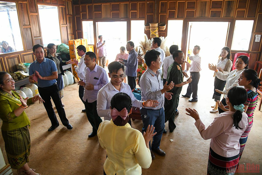 Tết cổ truyền Bunpimay với điệu múa Lăm Vông giữa quân dân 2 nước Việt-Lào. (Ảnh: THÀNH ĐẠT) Quan hệ hữu nghị đặc biệt Việt - Lào: Tết của bạn là Tết của mình -0