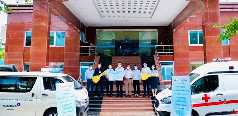 Đại diện Bệnh viện Đà Nẵng, Trung tâm Y tế quận Sơn Trà, TP Đà Nẵng tiếp nhận xe cứu thương do VietinBank tài trợ. VietinBank trao tặng 2 xe cứu thương chất lượng cao tại Đà Nẵng -0