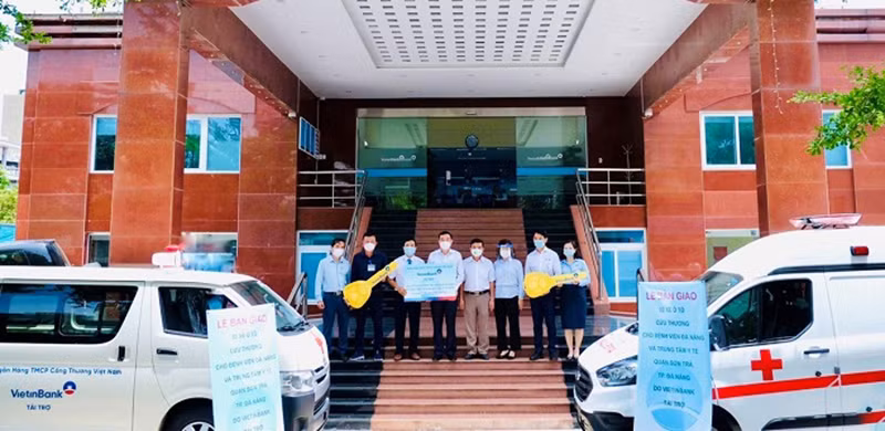 VietinBank trao tặng 2 xe cứu thương chất lượng cao tại Đà Nẵng -0