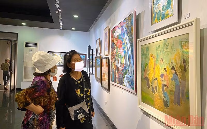 Khách tham quan triển lãm “Dấu ấn 2021”.