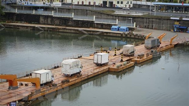Các xe hàng được thông quan tại tại lối mở Cầu phao tạm km 3+4 Hải Yên-Cửa khẩu quốc tế Móng Cái. (Ảnh: TTXVN)