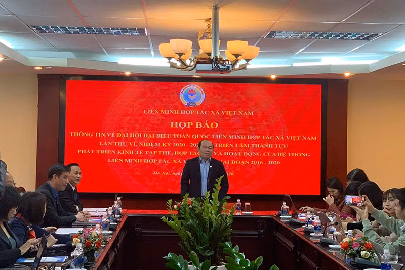 Chủ tịch Liên minh HTX Việt Nam Nguyễn Ngọc Bảo phát biểu tại họp báo.