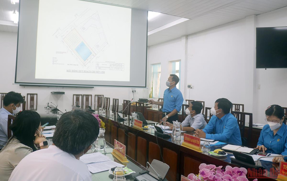 Đại diện Ban Quản lý dự án thuyết trình đề án xây các khối nhà ở cho công nhân Khu công nghiệp Long Đức, thành phố Trà Vinh. Trà Vinh sớm tháo gỡ khó khăn, vướng mắc để xây nhà ở cho công nhân -0