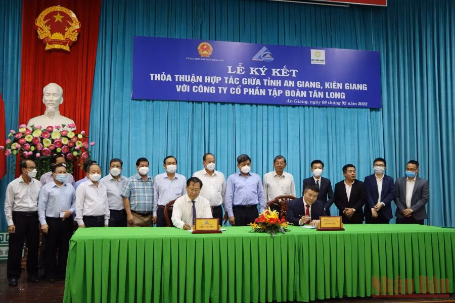 Quang cảnh buổi ký kết.