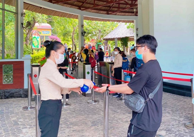 Khu du lịch Công viên suối khoáng nóng Núi Thần Tài bảo đảm tốt các yêu cầu về phòng, chống dịch để thực hiện “mục tiêu kép”. Công viên suối khoáng nóng Núi Thần Tài mở cửa đón khách -0