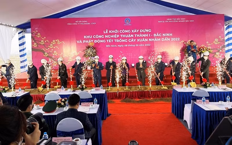 Các đại biểu dự lễ khởi công xây dựng Khu công nghiệp Thuận Thành I.