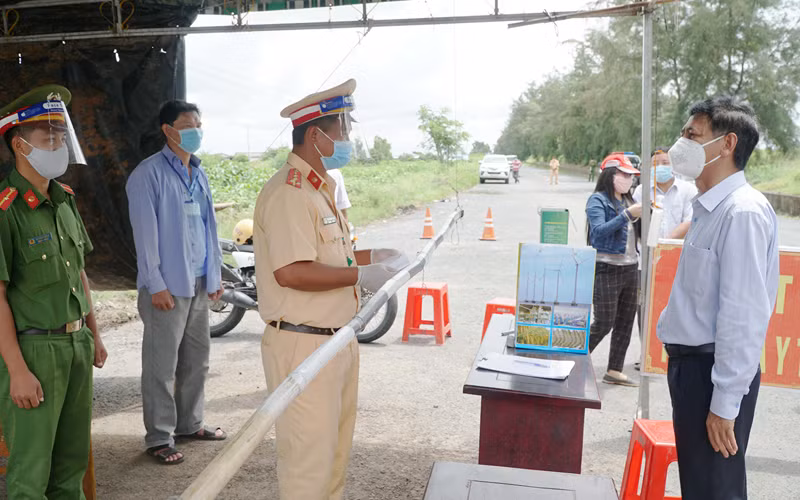 Bí thư Tỉnh ủy Sóc Trăng Lâm Văn Mẫn thăm và động viên lực lượng chống dịch tại chốt kiểm soát phòng, chống Covid-19.
