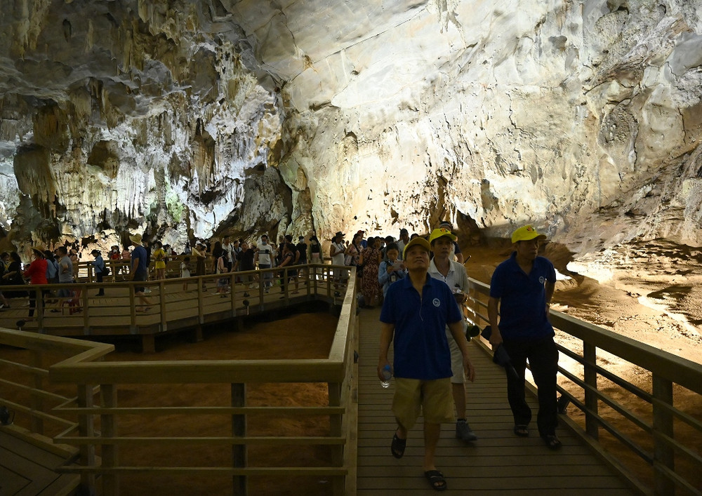Hang Tiên và hang Cung Đình, hai hang tiêu biểu của động Phong Nha với những cột nhũ đá cao hơn 20m được thiên nhiên tạo nên. Đây cũng là có hệ thống nhũ đá huyền ảo và kỳ vĩ cùng hàng nghìn những kiệt tác được hình thành bởi tạo hóa, với vô số những hình ảnh kỳ lạ và hấp dẫn. Khám phá “Thiên Nam đệ nhất động” -0
