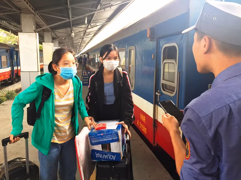 Hành khách đi tàu tại ga Sài Gòn.