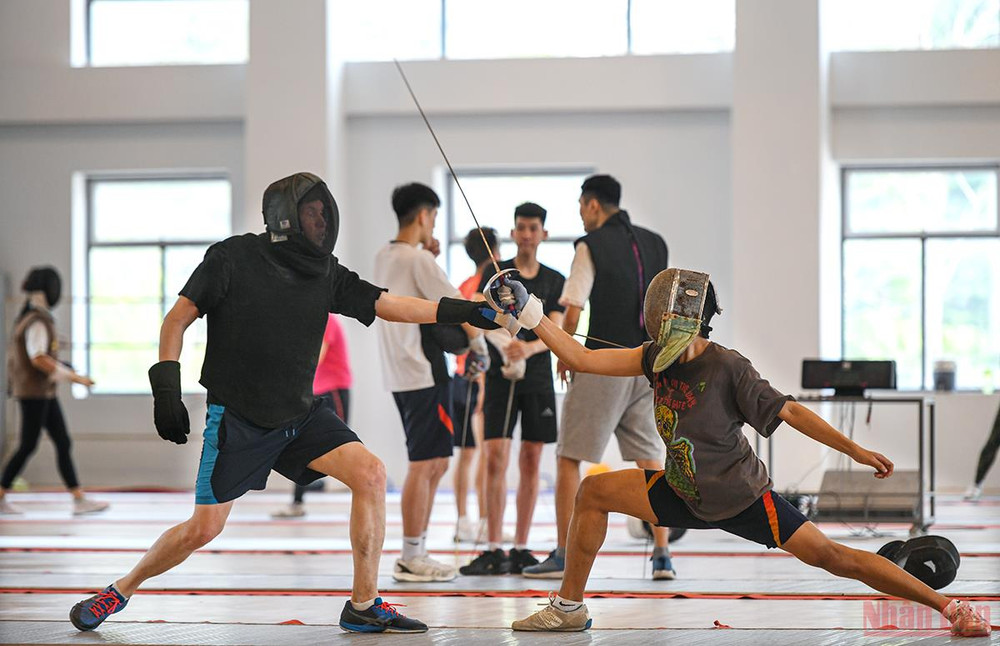 Để bù đắp sự thiếu hụt do ít được cọ xát với các giải đấu lớn, ban huấn luyện đã huy động cả các cựu kiếm thủ và cả các huấn luyện viên làm quân xanh. Một ngày của đội tuyển đấu kiếm Việt Nam -0